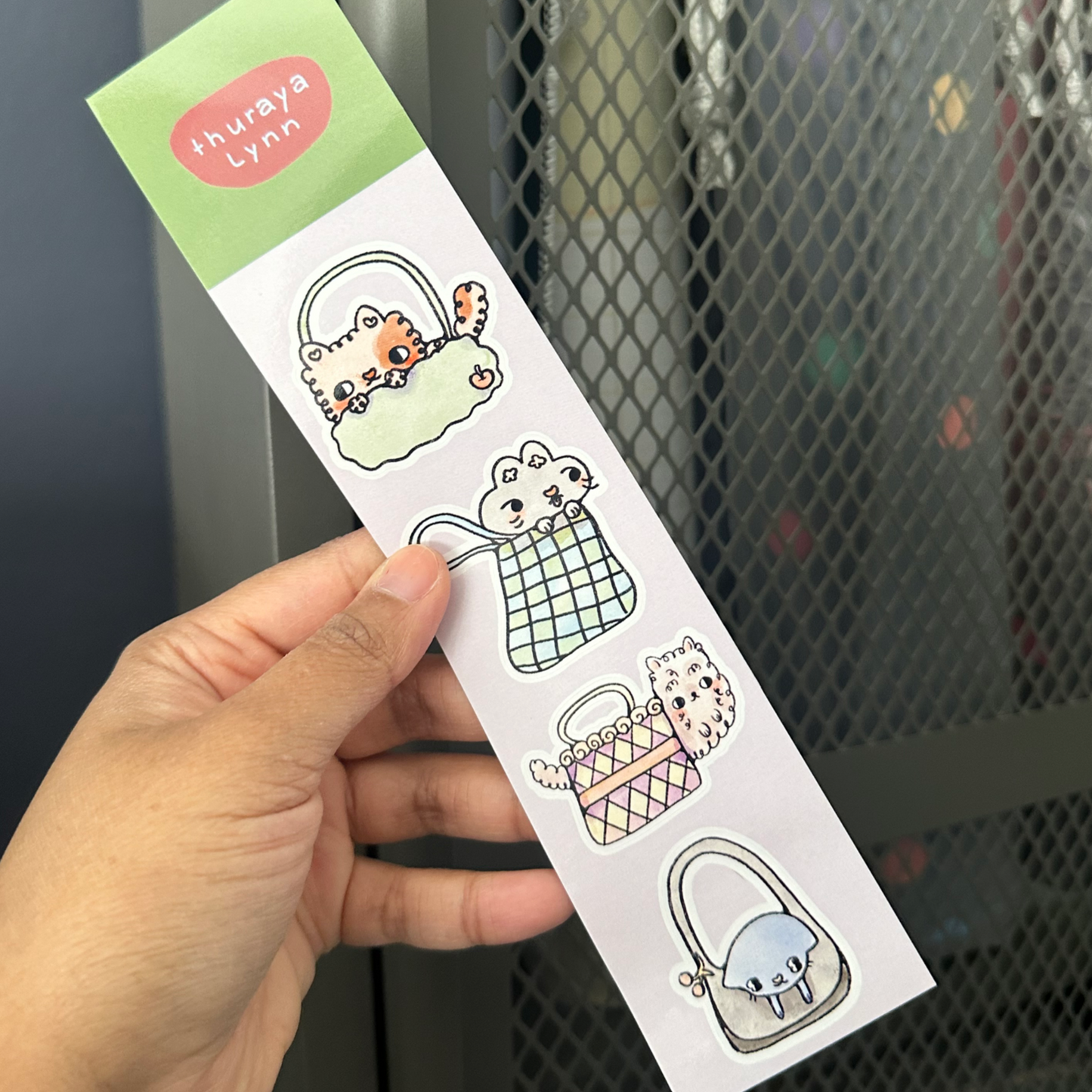 ورقة ملصقات - قطط في حقائب